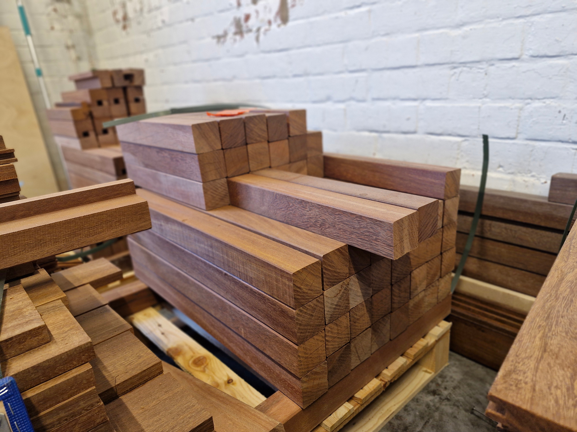 Massieve hardhouten balken in het atelier